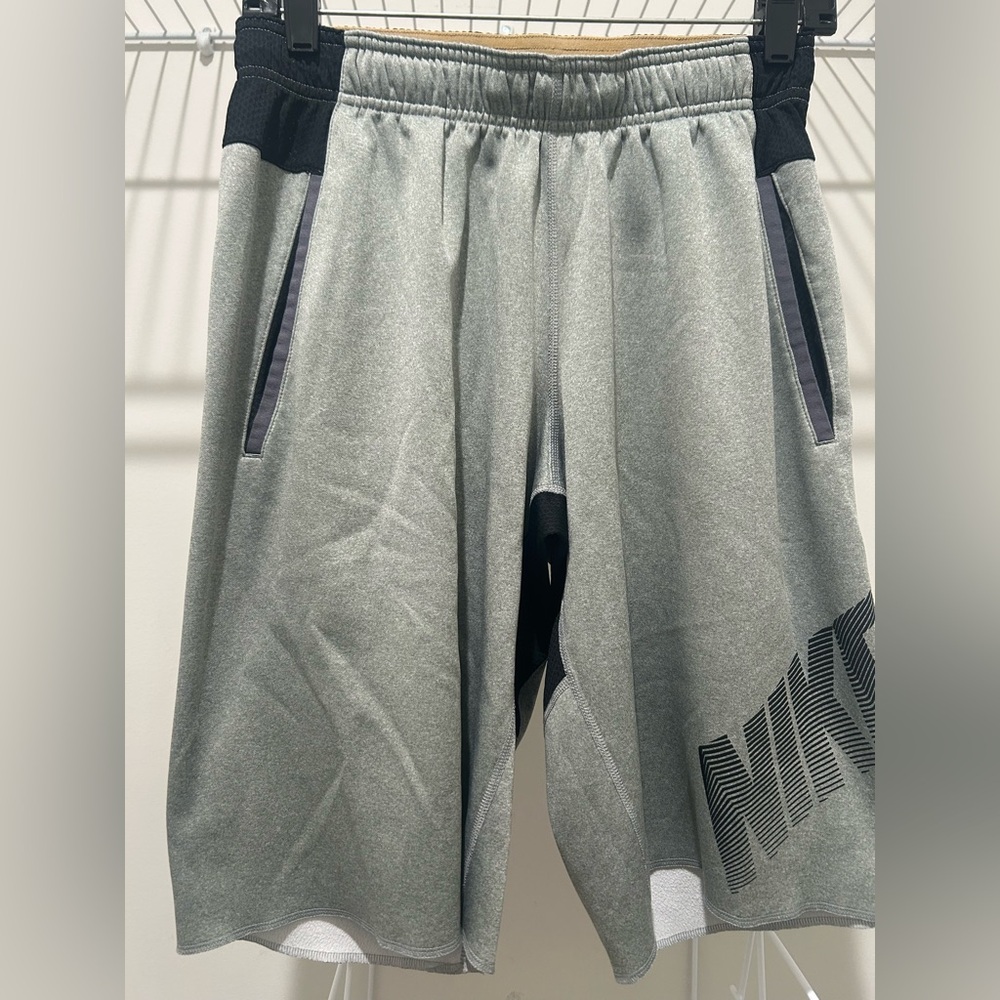 Nike Men’s Athletic Grey Performance/basketball Shorts, zip pockets, Small